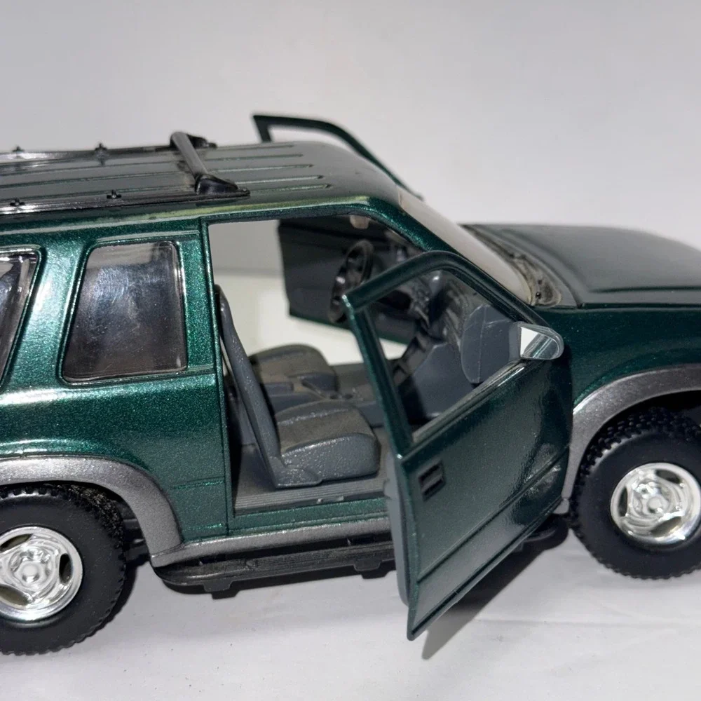 Redbox Ford Explorer Sport 90's  Diecast Model Car 1:24 Scale SUV Opening Doors